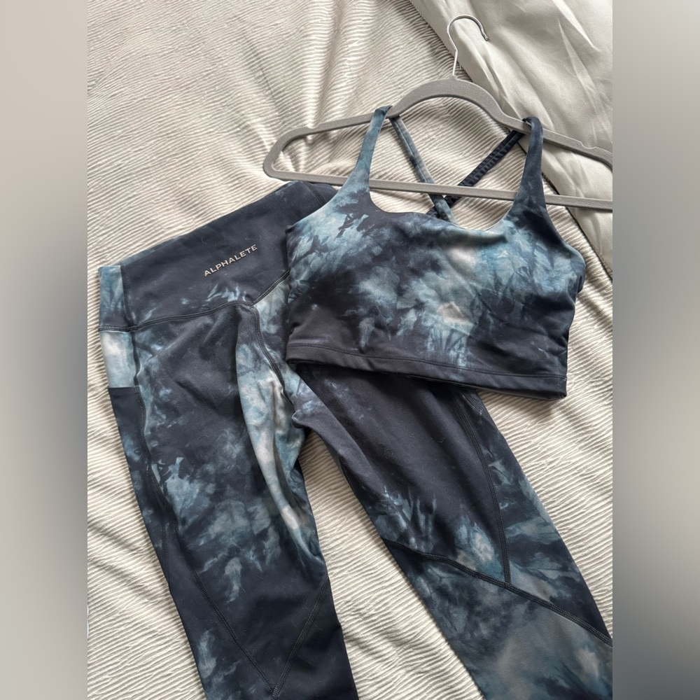 Alphalete Women's Grey and Blue Tie-Dye Set - Leggings and Sports Bra
